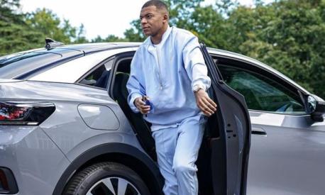 Kylian Mbappé, 23 anni, scende da una delle sue auto (foto Instagram Kylian Mbappé)