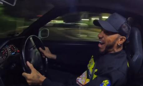 Lewis Hamilton, 37 anni, al volante della Nissan Skyline