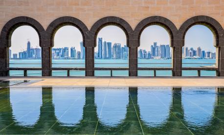 Doha skyline visto attraverso gli archi del Museum of Islamic art, Doha, Qatar