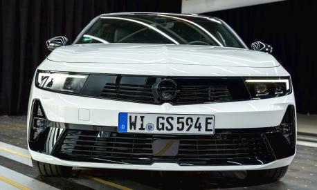 Il minaccioso frontale della Opel Astra GSe