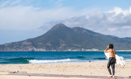 Il surf in Italia deve spesso fare i conti con le onde piccole. Ph. Getty Images