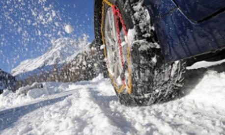 In caso di neve abbondante è consigliabile montare le catene anche sugli pneumatici invernali