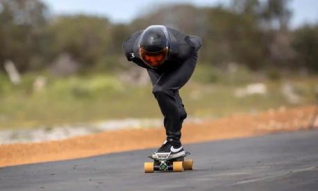 Il record è stato effettuato a bordo di un e-skateboard costruito dallo stesso Kent