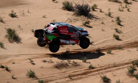 Yazeed Al Rajhi in azione con la Toyota Hilux. AFP