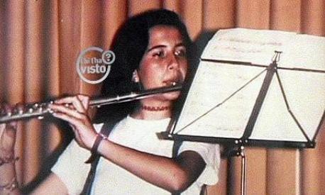 Nell'immagine tratta dal sito internet di "Chi l'ha visto?" Emanuela Orlandi mentre suona un flauto. ANSA/CHI L'HA VISTO? +++EDITORIAL USE ONLY - NO SALES+++