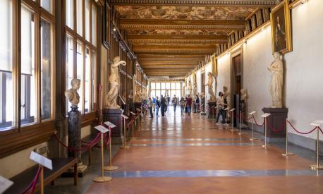 Coda, a Firenze, per la riapertura degli Uffizi, 03 giugno 2020. E' stato il direttore del museo fiorentino Eike Schmidt ad aprire il portone ai primi visitatori della Fase 2. Alcune persone sono venute per l'occasione da fuori Toscana nel primo giorno di via libera ai viaggi tra le regioni. ANSA/CLAUDIO GIOVANNINI