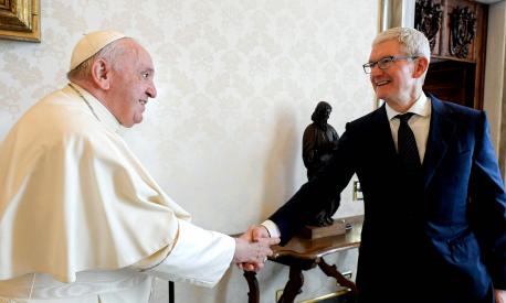 This handout photo taken on October 3, 2022 and released by the Vatican press office, the Vatican Media, shows Pope Francis (L) shaking hands with Apple CEO Tim Cook prior to a private audience at the Vatican. (Photo by Handout / VATICAN MEDIA / AFP) / RESTRICTED TO EDITORIAL USE - MANDATORY CREDIT "AFP PHOTO / VATICAN MEDIA " - NO MARKETING NO ADVERTISING CAMPAIGNS - DISTRIBUTED AS A SERVICE TO CLIENTS