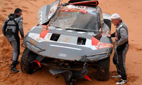 Carlos Sainz (a destra) dolorante dopo l'incidente con la sua Audi alla Dakar. AFP