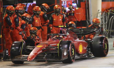 Carlos Sainz al pit stop in Bahrain. AP