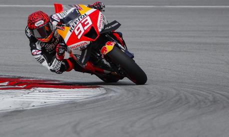 epa10458442 Spanish MotoGP rider Marc Marquez of Repsol Honda team in action during the MotoGP pre-season test session at the Sepang International Circuit, in Sepang, Malaysia, 10 February 2023.  EPA/FAZRY ISMAIL