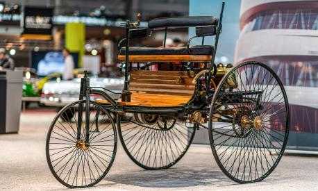 La Benz Patent Motorwagen, costruita nel 1886 da Karl Benz, fu la prima automobile al mondo alimentata da un motore a combustione interna