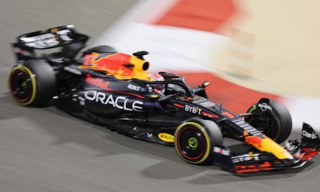 Max Verstappen in azione in Bahrain. EPA