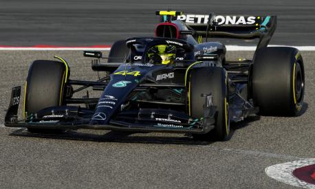 Lewis Hamilton in azione in Bahrain con la Mercedes W14. AP