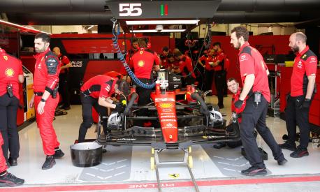 Il lavoro ai box della Ferrari nei test in Bahrain. EPA