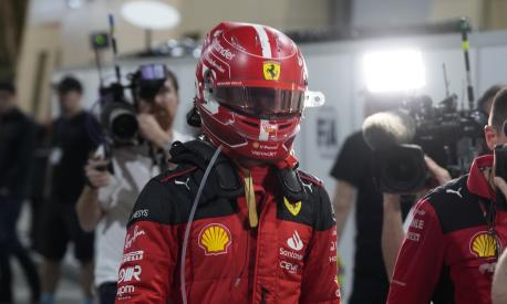 Charles Leclerc rientra ai box dopo il ritiro in Bahrain. Lapresse