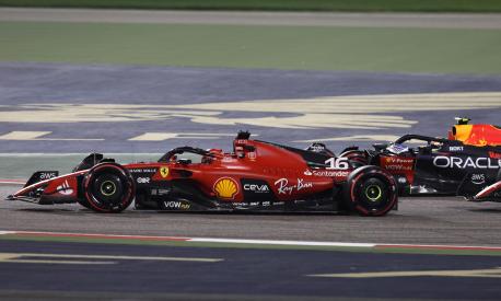 Charles Leclerc passa Perez al via del GP del Bahrain. EPA