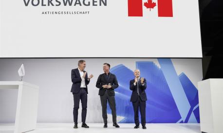 Oliver Blume (a sinistra) e il consiglio di amministrazione del gruppo Volkswagen hanno scelto il Canada per la prima gigafactory fuori dall'Europa