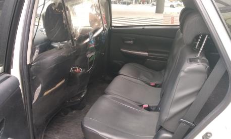 Gli interni della Prius+ che, nel bagagliaio, nasconde altri due posti a sedere