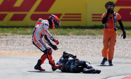 epa10544247 Spanish MotoGP rider Marc Marquez (L) of Repsol Honda Team tries to help Portuguese MotoGP rider Miguel Oliveira of CryptoDATA RNF MotoGP Team after a crash during the MotoGP race at the Motorcycling Grand Prix of Portugal at Algarve International race track, Portimao, Portugal, 26 March 2023.  EPA/NUNO VEIGA