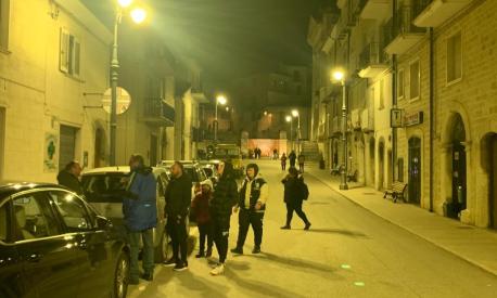 Persone in strada a Montagano dopo la scossa delle ore 23.52 di ieri 28 marzo 2023, a pochi chilometri da Campobasso. ANSA / ENZO LUONGO
