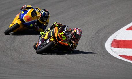 Kalex Italian rider Tony Arbolino (R) and Kalex Spanish rider Manuel Gonzalez compete in the Moto2 race of the Portuguese Grand Prix at the Algarve International Circuit in Portimao, on March 26, 2023. (Photo by PATRICIA DE MELO MOREIRA / AFP)