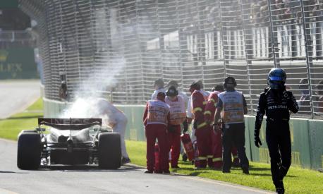epaselect epa10554931 British Formula One driver George Russell (R) of Mercedes-AMG Petronas retires from the race after his carâ??s engine took fire during the Formula One Grand Prix of Australia at the Albert Park Circuit in Melbourne, Australia, 02 April 2023.  EPA/Simon Baker / POOL