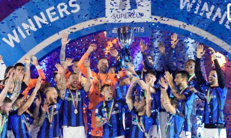 L’Inter vince 3-0 contro il Milan nella finale di Supercoppa italiana grazie alle reti di Dimarco, Dzeko e Lautaro. Le immagini della festa nerazzurra