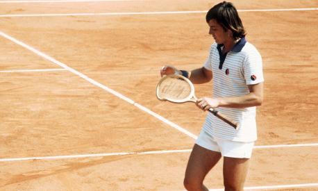 Italian tennis player Adriano Panatta looks at his broken racquet in his match against Mexican Raul Ramirez in june 1977 during the French Open at Roland Garros stadium. (Photo by - / AFP) (Photo by -/AFP via Getty Images)