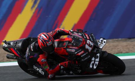 Aprilia Spanish rider Maverick Vinales takes a curve during the first practice session of the MotoGP Spanish Grand Prix at the Jerez racetrack in Jerez de la Frontera on April 28, 2023. (Photo by PIERRE-PHILIPPE MARCOU / AFP)