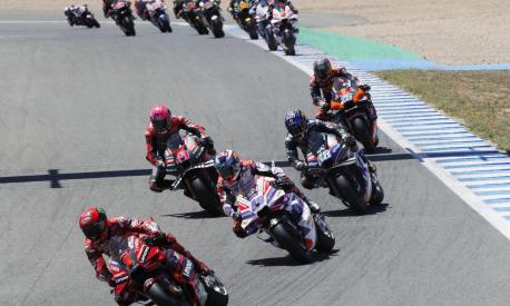 epa10598430 Riders in action during the MotoGP sprint race race of the Spanish Motorcycling Grand Prix at Angel Nieto track in Jerez de la Frontera, Spain, 29 April 2023.  EPA/Jose Manuel Vidal