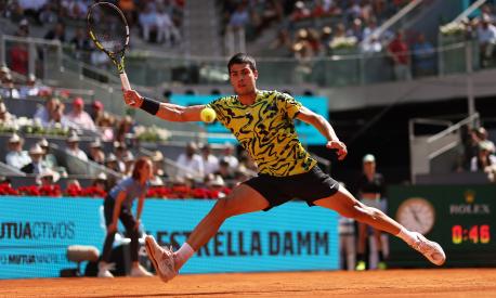 *** BESTPIX *** MADRID, SPAIN - MAY 05: Carlos Alcaraz of Spain plays a forehand against Borna Coric of Croatia during the Men's Singles Semi-Final match on Day Twelve of the Mutua Madrid Open at La Caja Magica on May 05, 2023 in Madrid, Spain. (Photo by Clive Brunskill/Getty Images)