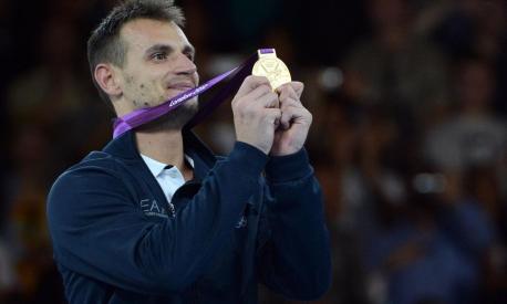 Carlo Molfetta con la medaglia conquistata alle Olimpiadi di Londra