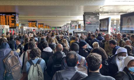 I disagi per lo sciopero dei treni alla stazione Termini di Roma, 14 aprile 2023. ANSA/CLAUDIO PERI