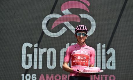 British rider Geraint Thomas of Ineos Grenadiers team wearing the overall leader's pink jersey, on his birthday, greets the crowd signig in ahead the departure of the eighteenth stage of the 2023 Giro d'Italia cycling race over 161 km from Oderzo to Val di Zoldo, Italy, 25 May 2023. ANSA/LUCA