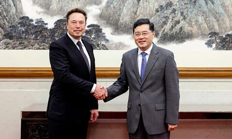 This handout picture taken and released by the Ministry of Foreign Affairs of the People's Republic of China on May 30, 2023 shows Tesla CEO Elon Musk (L) shaking hands with China's Foreign Minister Qin Gang during a meeting in Beijing. Elon Musk met Foreign Minister Qin Gang in Beijing on May 30, the ministry said, as the Tesla CEO embarks on his first trip to China in more than three years. (Photo by Handout / Ministry of Foreign Affairs of the People's Republic of China / AFP) / -----EDITORS NOTE --- RESTRICTED TO EDITORIAL USE - MANDATORY CREDIT "AFP PHOTO / Ministry of Foreign Affairs of the People's Republic of China " - NO MARKETING - NO ADVERTISING CAMPAIGNS - DISTRIBUTED AS A SERVICE TO CLIENTS