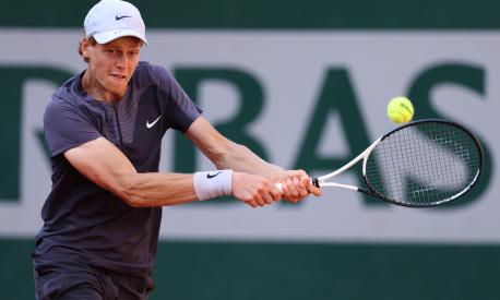 PARIS, FRANCE - JUNE 01: Jannik Sinner of Italy plays a backhand against Daniel Altmaier of Germany during the Men's Singles Second Round match on Day Five of the 2023 French Open at Roland Garros on June 01, 2023 in Paris, France. (Photo by Julian Finney/Getty Images)