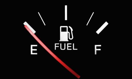 Perché la benzina potrebbe costare meno di 1 euro al litro