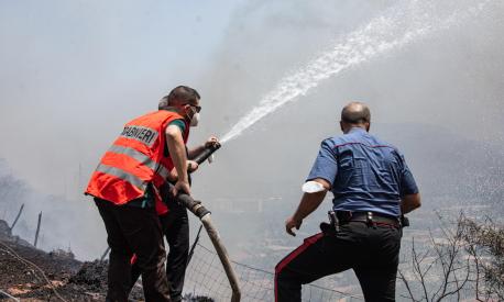 A moment of the rescue operations to put out the fire in Palermo, 25 July 2023.  Wildfires have swept Sicily amid Italy's latest heatwave and Palermo airport was briefly close to traffic amid an encroaching fire earlier Tuesday. ANSA/FRANCESCO MILITELLO MIRTO