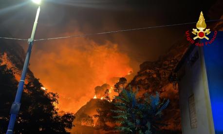 Incendi fuori controllo tra Palermo, Catania, Reggio Calabria e Lecce