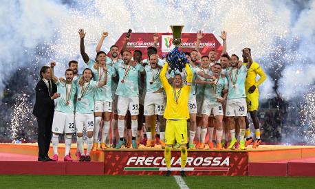 ROME, ITALY - MAY 24:  Samir Handanovic of FC Internazionale rises up the trophy with his team-mates at the end of the Coppa Italia final match between ACF Fiorentina and FC Internazionale at Stadio Olimpico on May 24, 2023 in Rome, Italy. (Photo by Mattia Ozbot - Inter/Inter via Getty Images)