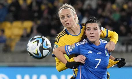 Sweden's Amanda Ilestedt, left, and Italy's Sofia Cantore in action during the Women's World Cup Group G soccer match between the Sweden and Italy in Wellington, New Zealand, Saturday, July 29, 2023. (AP Photo/John Cowpland)
