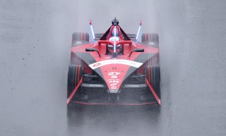 LONDON, ENGLAND - JULY 30:  Jake Dennis of Avalanche Andretti Formula E races during the ABB FIA Formula E Championship - 2023 Hankook London E-Prix Round 16 on July 30, 2023 in London, England. (Photo by Warren Little/Getty Images)