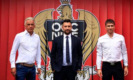 Nice's French president Jean-Pierre Rivere (L) and Nice's French sporting director Florent Ghisolfi (R) introduce Nice's New Italian coach Francesco Farioli (C) during a presentation at the Allianz Riviera Stadium in Nice, south-eastern France, on July 3, 2023. (Photo by Valery HACHE / AFP)