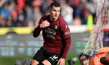SALERNO, ITALY - JANUARY 04: Federico Bonazzoli of Salernitana celebrates after scoring the 1-2 goal during the Serie A match between Salernitana and AC MIlan at Stadio Arechi on January 04, 2023 in Salerno, Italy. (Photo by Francesco Pecoraro/Getty Images)