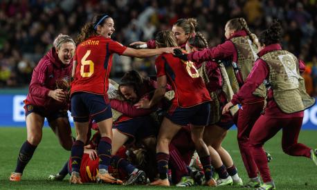 Spain's players celebrate after Spain's defender #19 Olga Carmona (unseen) scored her team's second goal during the Australia and New Zealand 2023 Women's World Cup semi-final football match between Spain and Sweden at Eden Park in Auckland on August 15, 2023. (Photo by Marty MELVILLE / AFP)