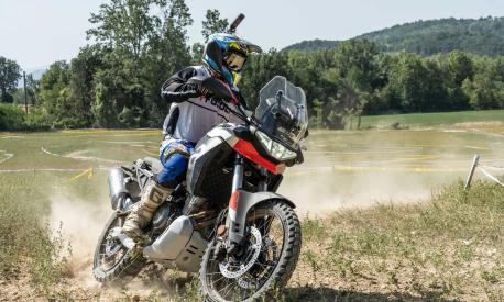 Aprilia Tuareg 660 GCorse vs moto base: come cambia l'enduro media