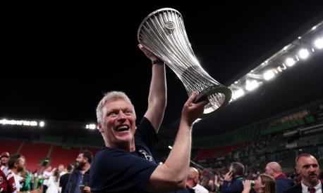 PRAGUE, CZECH REPUBLIC - JUNE 07: David Moyes, Manager of West Ham United, celebrates with the UEFA Europa Conference League trophy after the team's victory during  the UEFA Europa Conference League 2022/23 final match between ACF Fiorentina and West Ham United FC at Eden Arena on June 07, 2023 in Prague, Czech Republic. (Photo by Richard Heathcote/Getty Images)