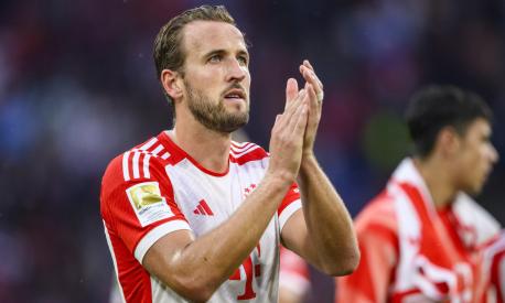 Munich's Harry Kane claps at the end of the German Bundesliga soccer match between Bayern Munich and FC Augsburg, at the Allianz Arena, in Munich, Germany, Sunday, Aug. 27, 2023. (Tom Weller/dpa via AP)   Associated Press/LaPresse Only Italy and Spain