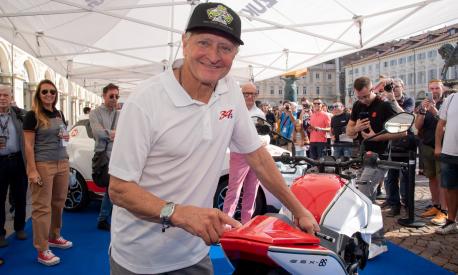 Kevin Schwantz firma la GSX-8S all'Autolook Week 2023