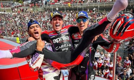 Il podio di Barcellona: Aleix Espargaro sollevato in braccio da Jorge Martin (a sinistra) e Maverick Vinales (a destra)